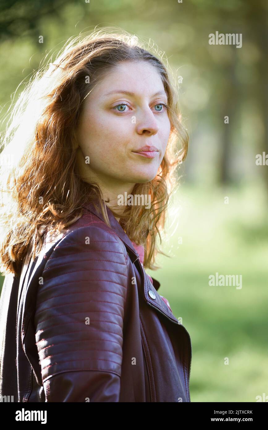 Jeune femme portant un blouson de cuir, de profil. Departement d'Eure-et-Loir, region Centre-Val-de-Loire, France, Europe / Young woman wearing a Stock Photo