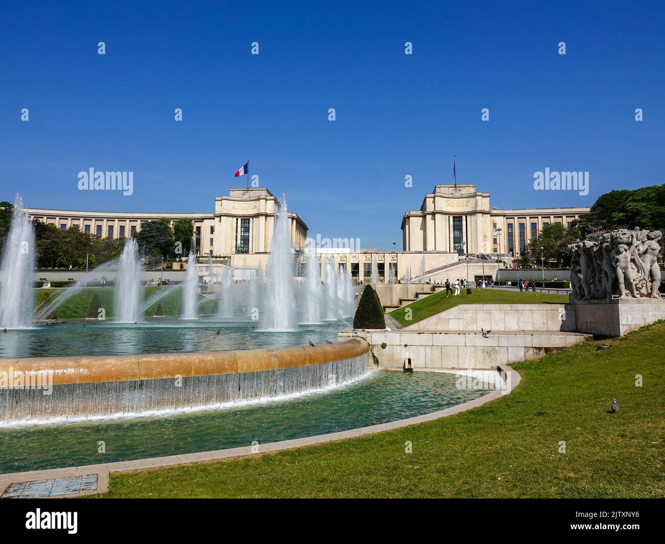 Fontaine du Jardin du Trocadéro, visitors at the Fountains at Trocadero on a bright, sunny day, Paris, France. Stock Photo