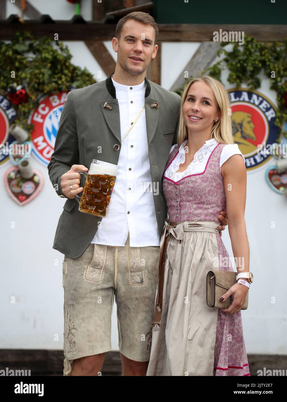 Manuel Neuer mit Exfrau Nina Weiss  FC Bayern MŸnchen  Oktoberfestbesuch Wiesnbesuch im KŠferzelt  © diebilderwelt / Alamy Stock Stock Photo