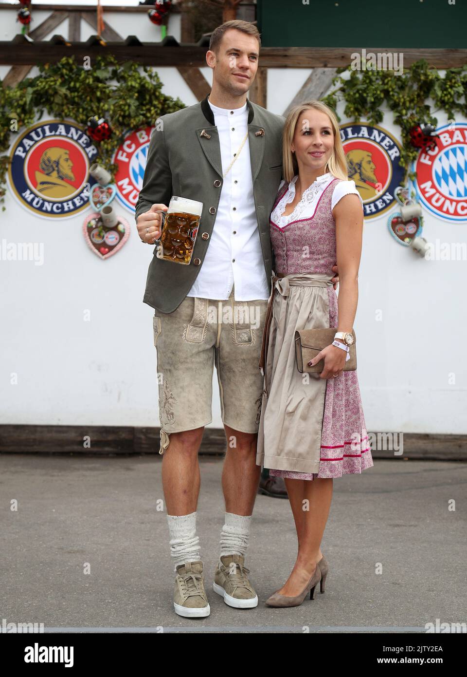 Manuel Neuer mit Exfrau Nina Weiss  FC Bayern MŸnchen  Oktoberfestbesuch Wiesnbesuch im KŠferzelt  © diebilderwelt / Alamy Stock Stock Photo