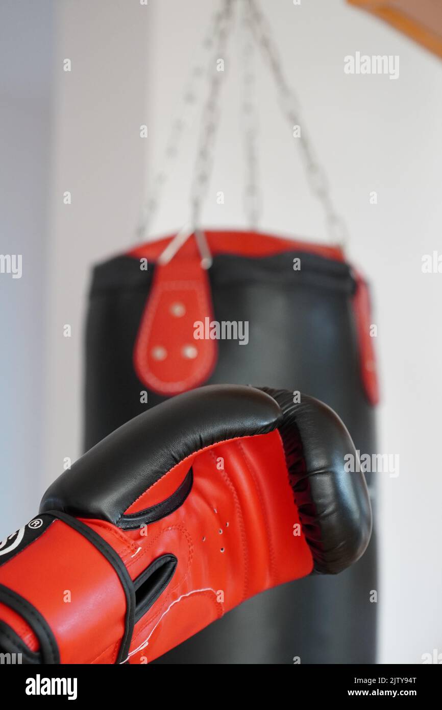 Heavy punch bag hires stock photography and images Alamy