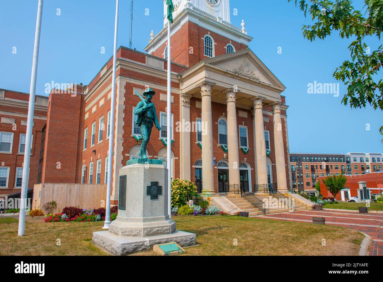 Spanish War Veterans memorial monument in front of Dover City Hall at ...