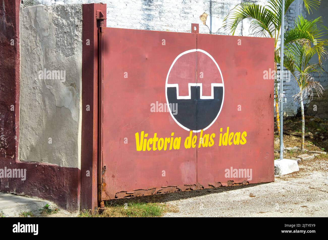 Metallic door entrance with propagande slogan In Santa Clara, Cuba, 2013 Stock Photo