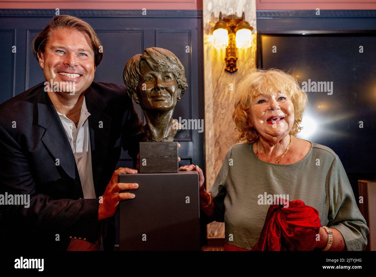2022-09-02 15:40:50 THE HAGUE - Tineke de Nooij unveils a bronze bust of the deceased singer Annneke Gronloh in the Koninklijke Schouwburg. Gronloh died on September 14, 2018 from the effects of a lung disease. She would have turned 80 this year. ANP ROBIN UTRECHT netherlands out - belgium out Stock Photo