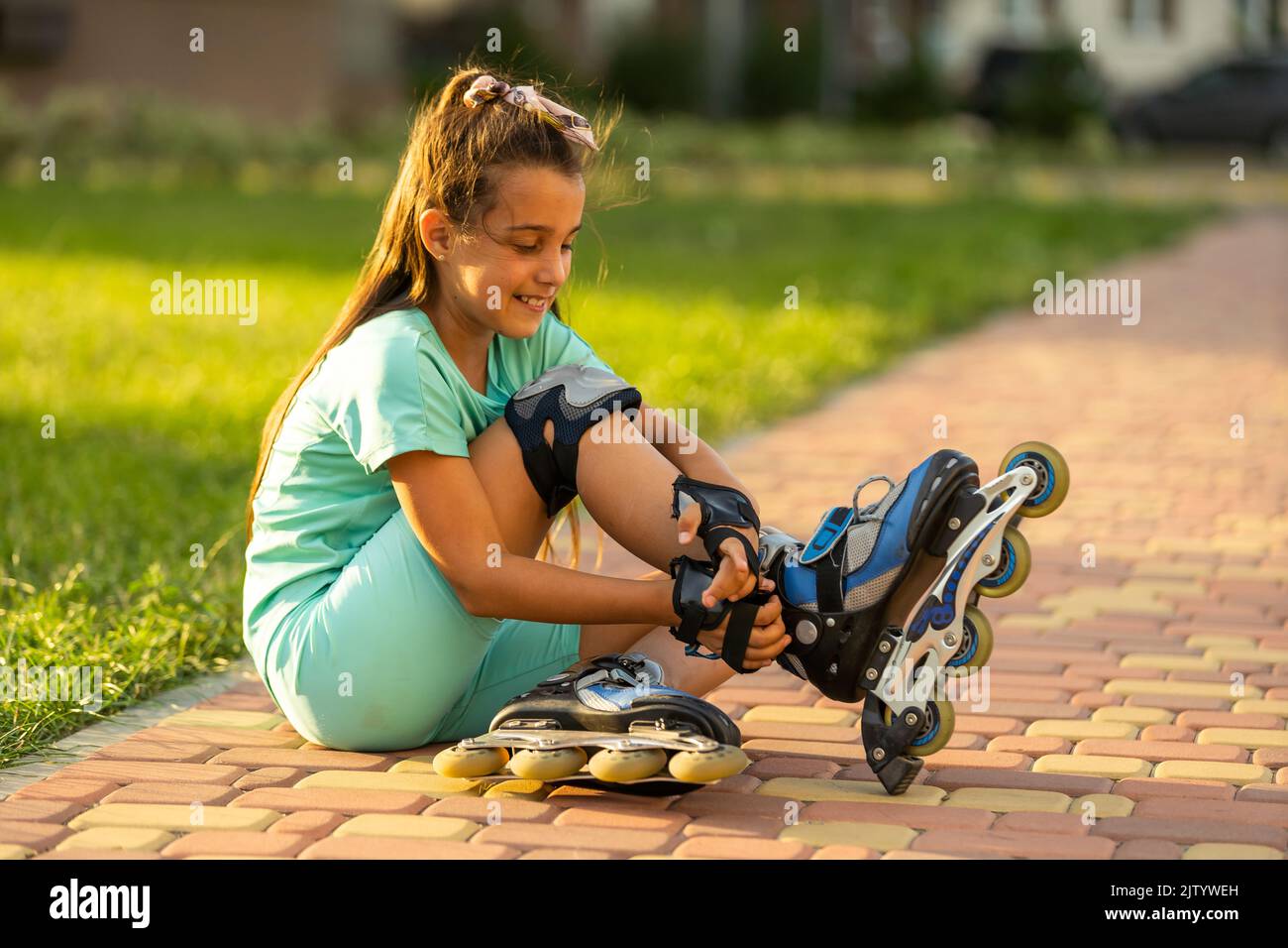 Girl and boy learn to roller skate in summer park. Children wearing  protection pads and safety helmet for safe skating Stock Photo - Alamy,  casco patines niña