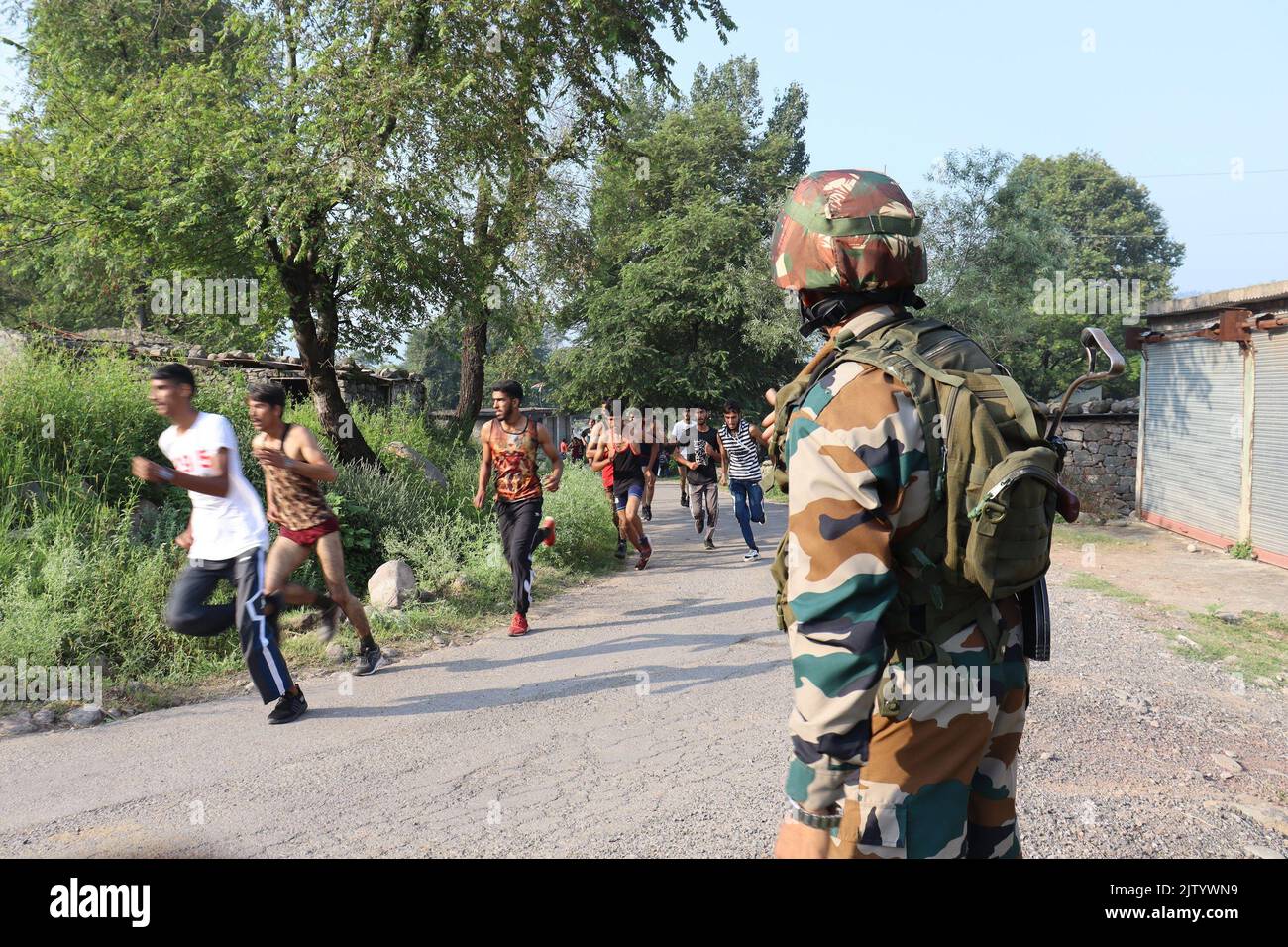 September 2, 2022, Poonch, Jammu and Kashmir, India: Indian Army personnel train youth residing in far-flung for their recruitment under the 'Agnipath' scheme, in Chattral area of Mendhar in Poonch, on Friday September 2, 2022 (Credit Image: © Nazim Ali Khan/ZUMA Press Wire) Stock Photo