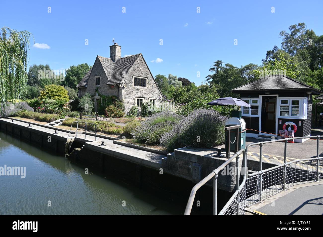 Lockkeeper's Cottage at Iffley Lock on the River Thames just south of the city of Oxford Stock Photo