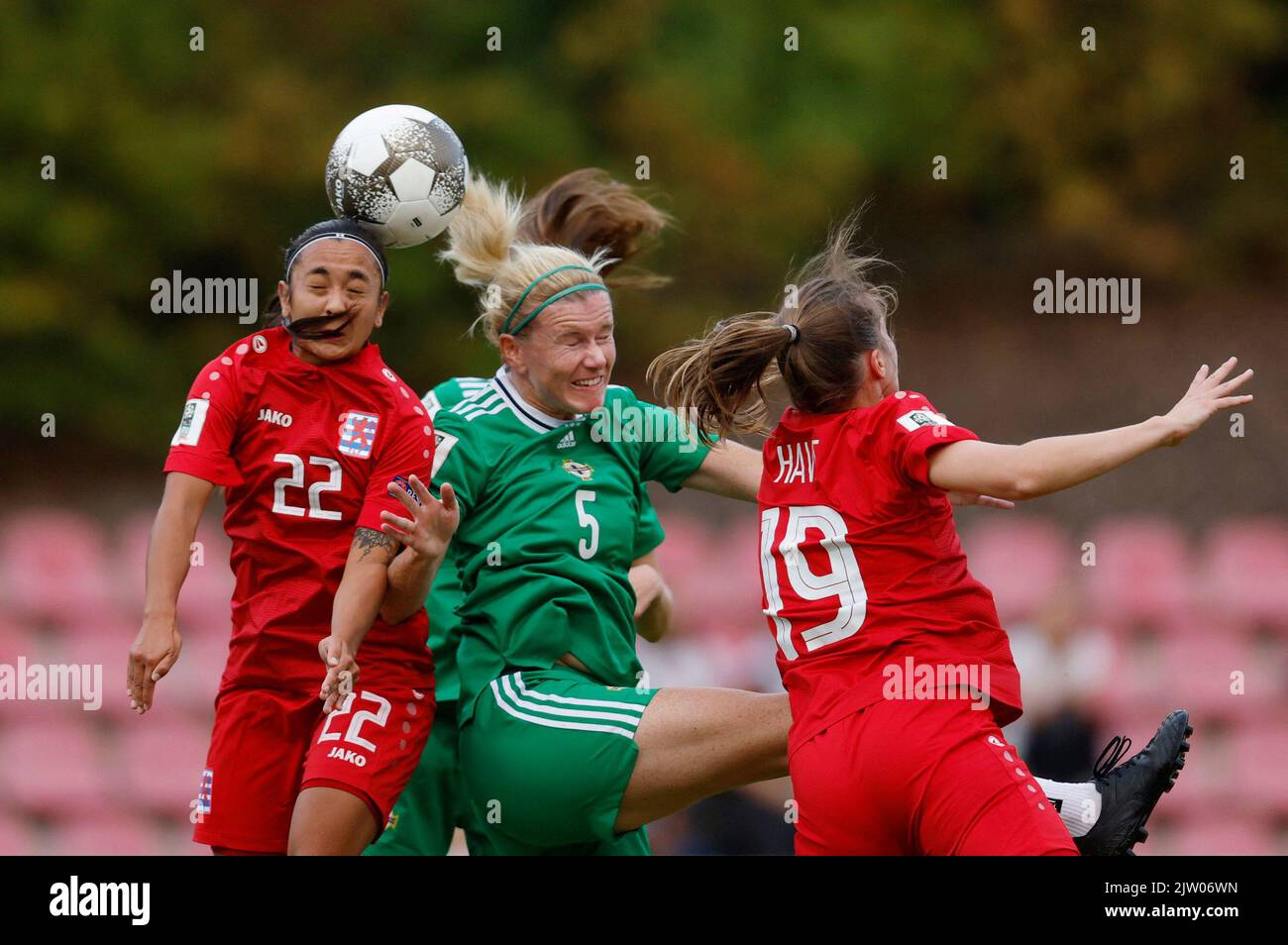 Soccer Football - FIFA Women's World Cup Australia and New Zealand - UEFA Qualifiers - Group D - Luxembourg v Northern Ireland - Stade Emile Mayrisch, Esch-sur-Alzette, Luxembourg - September 2, 2022 Northern Ireland's Julie Nelson in action with Luxembourg's Amy Thompson and Catherine Have REUTERS/Gonzalo Fuentes Stock Photo