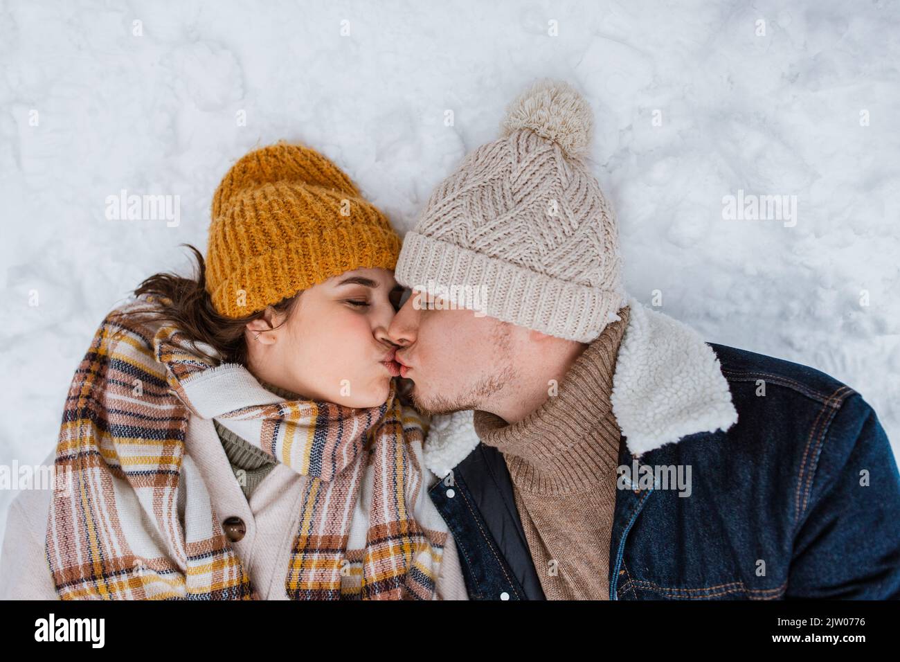 Kissing in snow hi-res stock photography and images - Alamy
