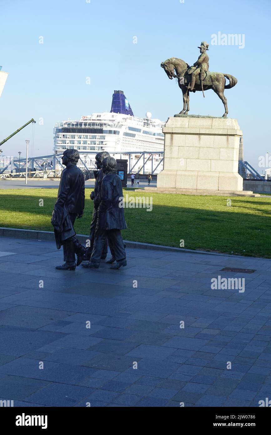 Norwegian Star Cruise liner with statue of the Beatles in foreground, River Mersey, Liverpool, Merseyside, United Kingdom Stock Photo
