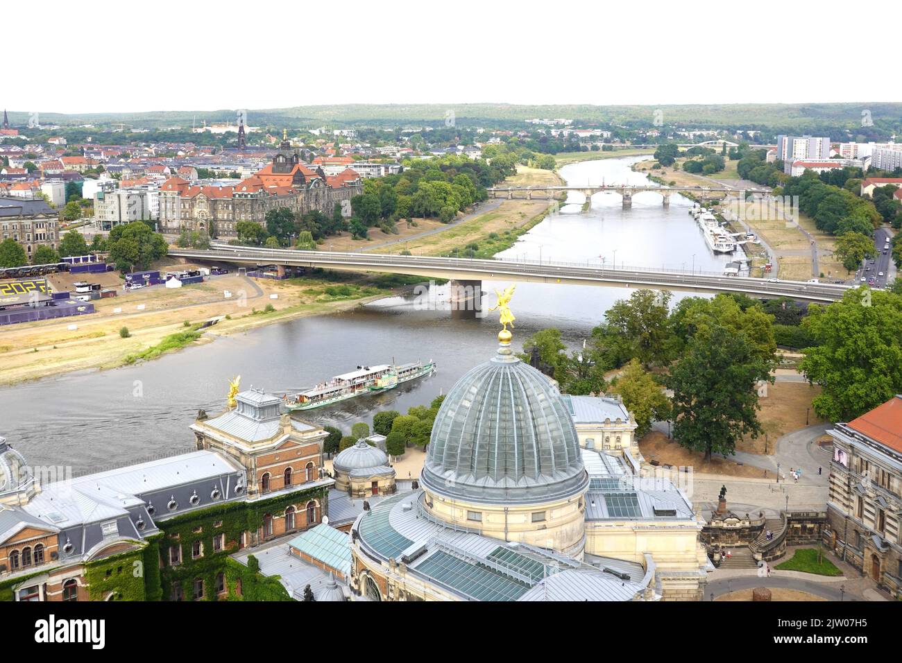 Viewers Eastern Germany Ana Plasencia: The Multilingual Voice Behind Umschau