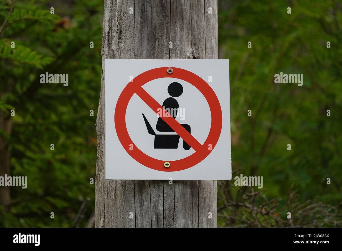 No toilet sign on trail in Tatra mountains Slovakia, Central Europe Stock Photo