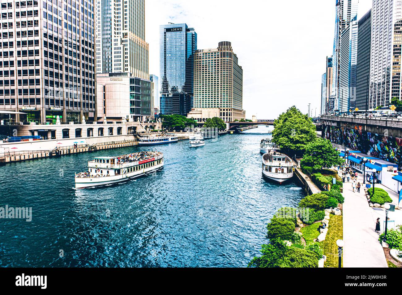 Chicago river boat tour in downtown Chicago. View from the Chicago river walk. Stock Photo