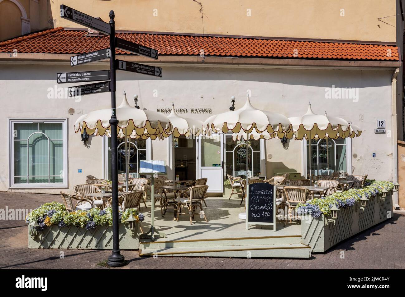 Outdoor cafe in the town centre of Vilnius, Lithuania, Baltics, Europe Stock Photo