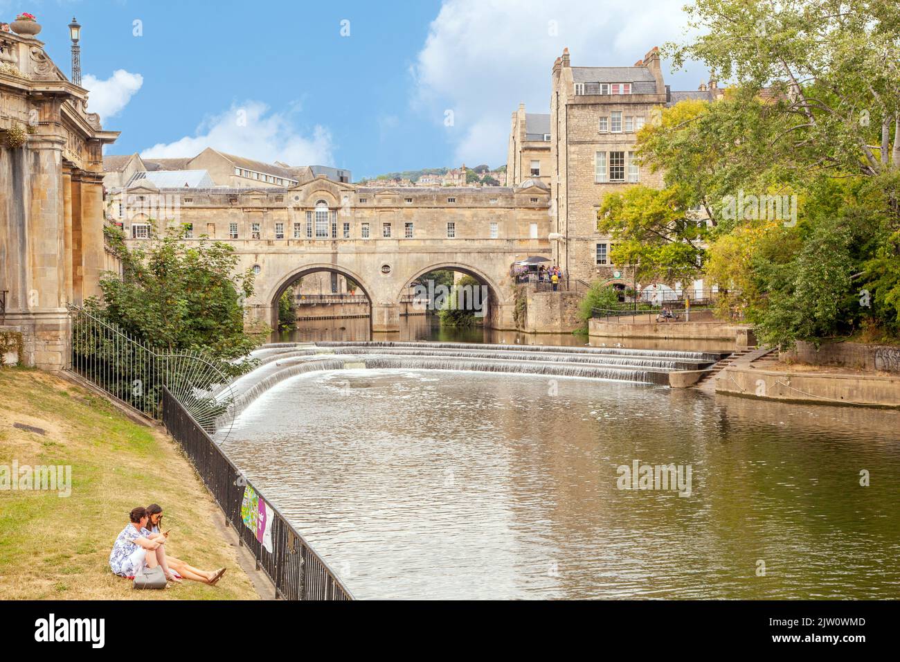 The Pulteney Bridge over the River Avon, and the weir in Bath Somerset ...