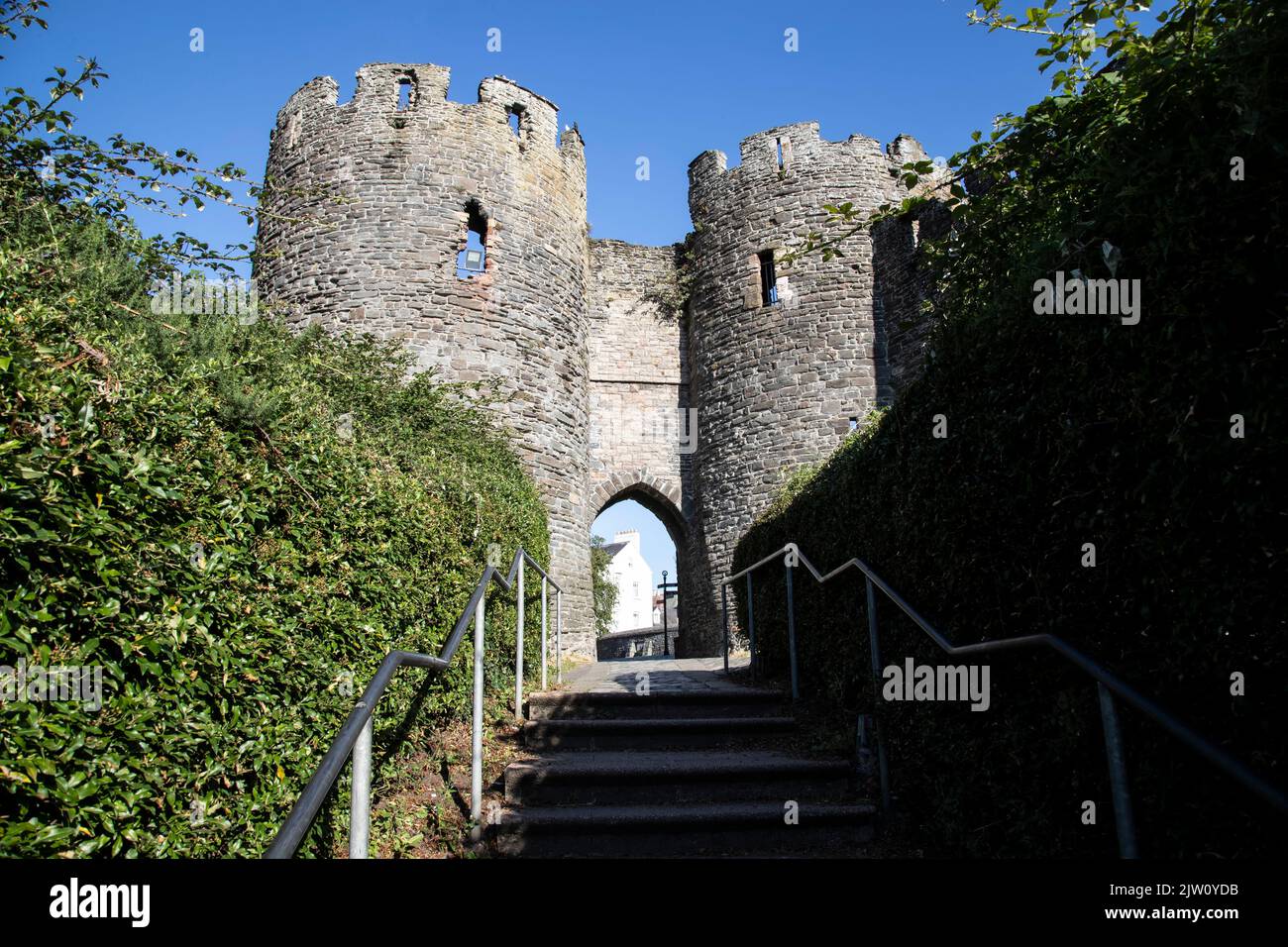 The Mill Gate Towers of Conwy Castle unusually do not form a pair, one being round and the other 'D' shaped providing access to the Royal Watermill Stock Photo