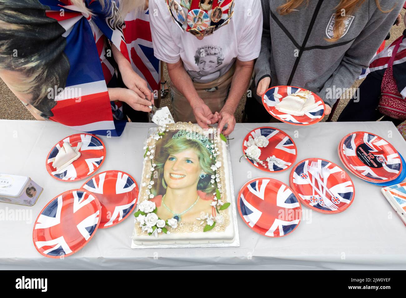 Banners and flowers have been placed outside Kensington Palace to commemorate the 25th Anniversary of Princess Diana’s car crash.   Pictured: John cut Stock Photo