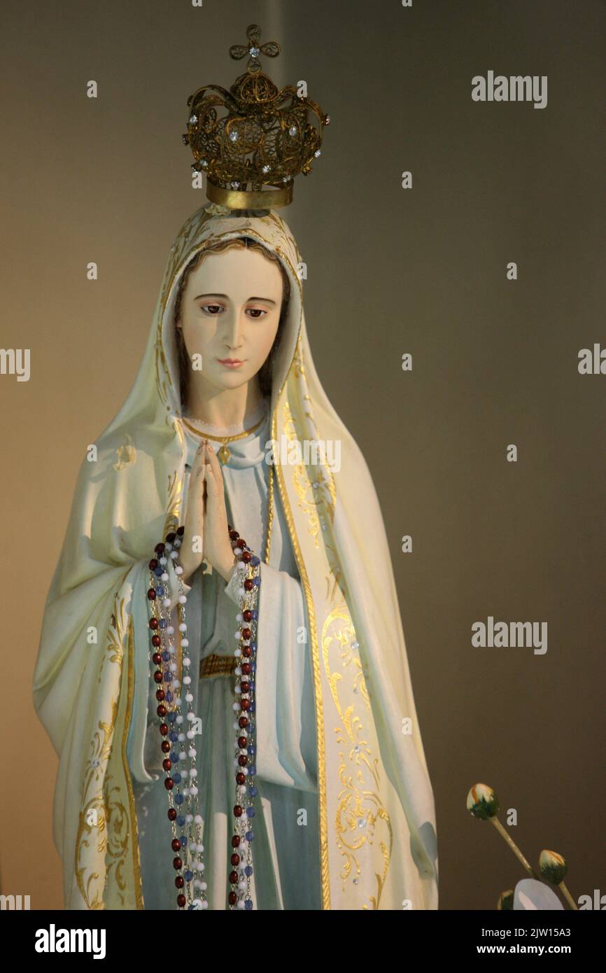 Vierge-Marie. Notre-Dame de Fatima. Statue. Eglise Saint-Nicolas Saint-Marc. Ville d'Avray. Haut-de-Seine, Ile-de-France, France, Europe. Stock Photo