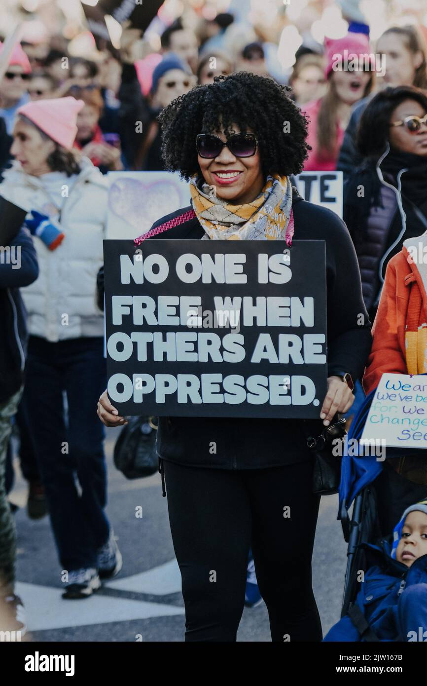 Womens rights march holding signs hi-res stock photography and images ...