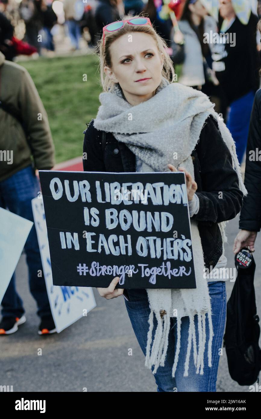 Women holding signs hi-res stock photography and images - Alamy