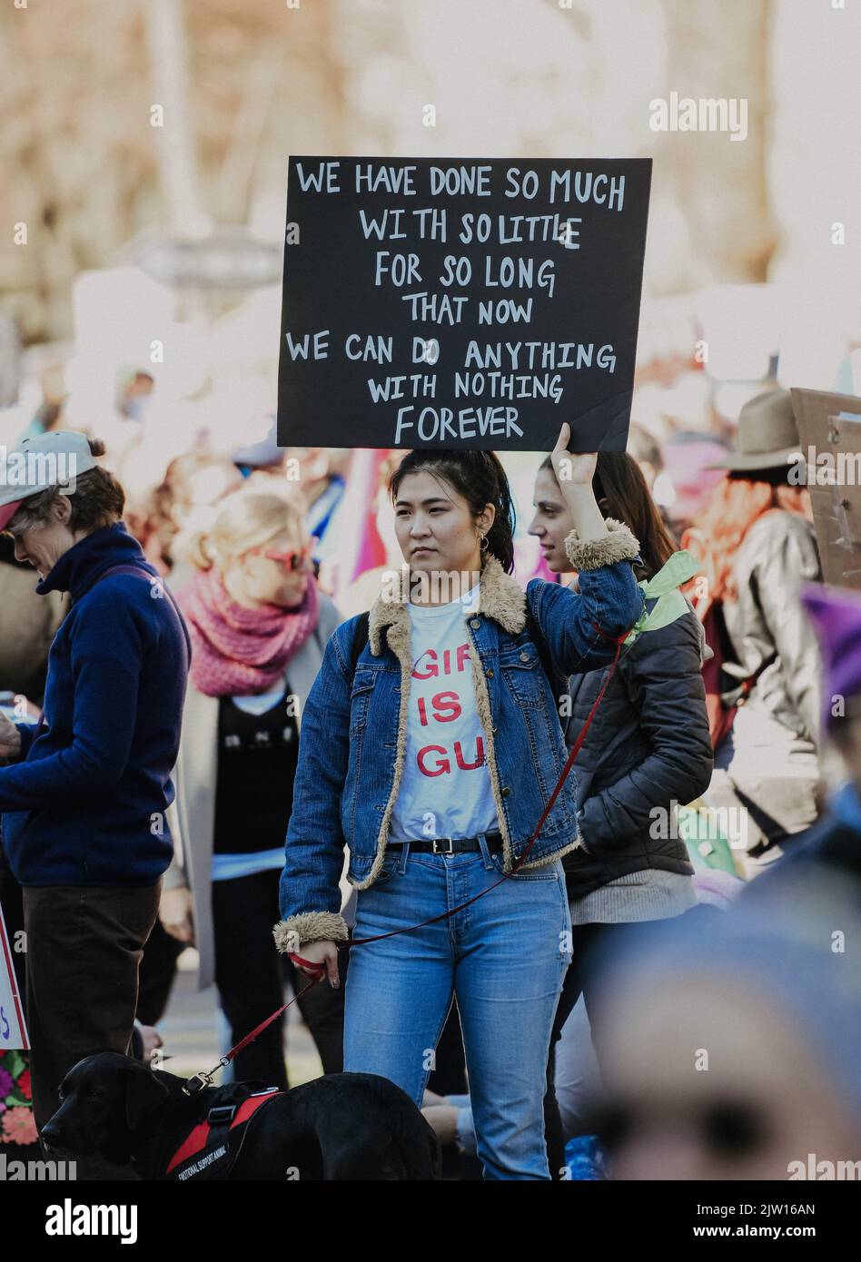 Women holding signs hi-res stock photography and images - Alamy
