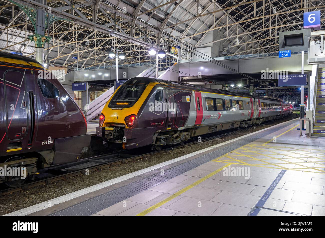 221130 221134 Crosscountry Voyagers pause at Manchester Piccadilly. 4th August 2022. By Tom McAtee..jpg - 2JW1AF2 Uploaded on : 02 Sep 2022 Stock Photo