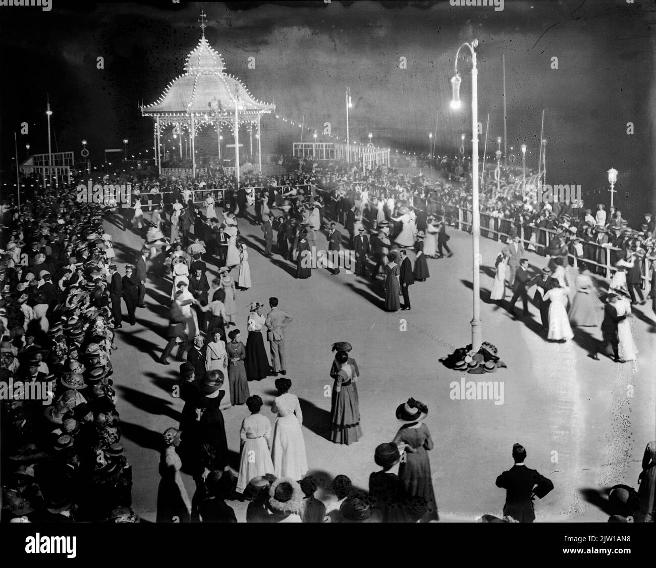 AJAXNETPHOTO. 1900-1906 (APPROX). SOUTHSEA, ENGLAND. - DANCING THE NIGHT AWAY - PUBLIC DANCING IN PROGRESS ON SOUTHSEA PIER. THIS IMAGE FROM AN ORIGINAL GLASS PLATE NEGATIVE. PHOTO:EDGAR WARD/© DIGITAL IMAGE COPYRIGHT AJAX VINTAGE PICTURE LIBRARY SOURCE: AJAX VINTAGE PICTURE LIBRARY COLLECTION REF:DX2305 81 2 Stock Photo