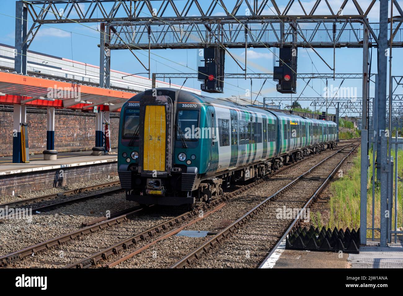West Midlands Trains 350370 2G68 1552 Crewe to Birmingham New Street at Crewe. 8th August 2022 Stock Photo