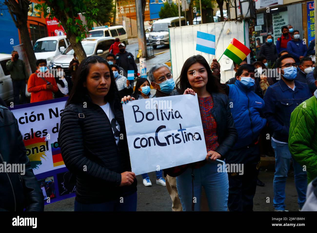 Sopocachi, La Paz, Bolivia, 2nd September 2022: 2 young women hold a placard saying 'Bolivia with Cristina' during an event outside the Argentine Embassy in La Paz to show support for Argentina's vice president Cristina Fernández de Kirchner, who narrowly survived an assassination attempt outside her home in Buenos Aires yesterday evening. Ms Fernández de Kirchner, who was also Argentina's president from 2007 to 2015, has been a longstanding ally of Bolivia's left-wing goverment and ruling MAS Party. Stock Photo
