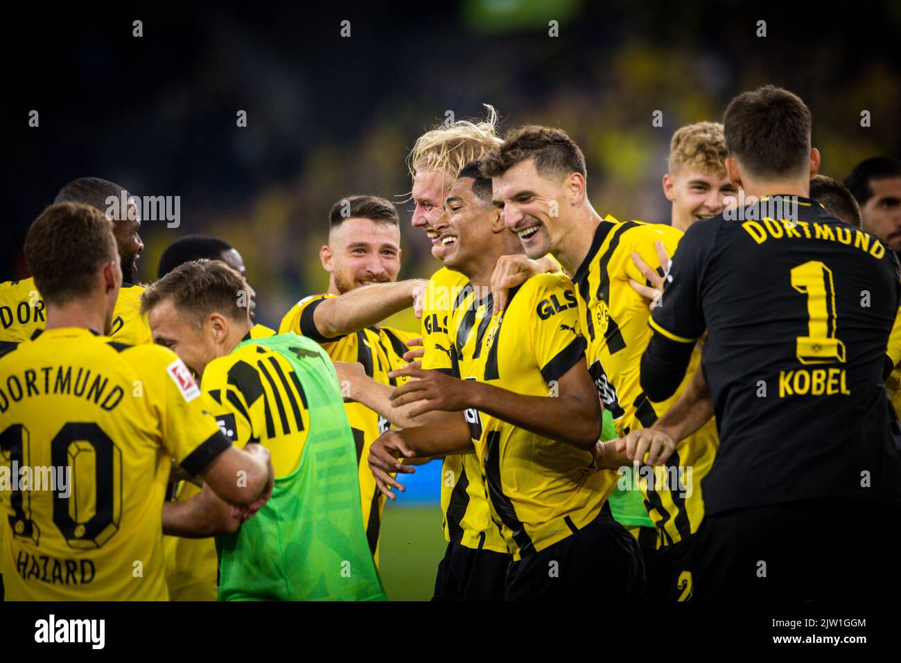 Schlussjubel: Thorgan Hazard (BVB), Salih Özcan (BVB), Julian Brandt (BVB), Jude Bellingham (BVB), Thomas Meunier (BVB), Torwart Gregor Kobel (BVB) Bo Stock Photo