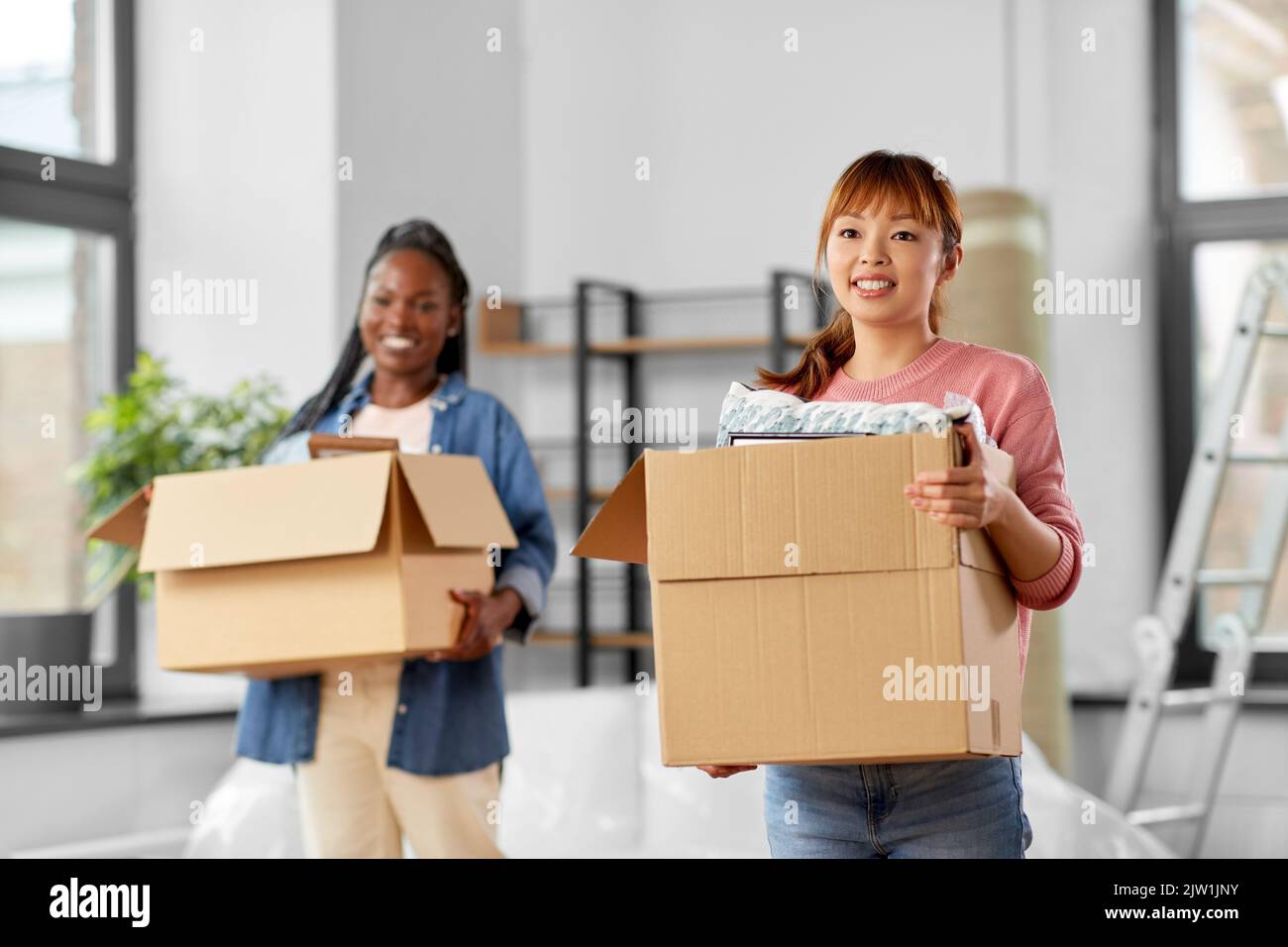 Woman women packing boxes hi-res stock photography and images - Alamy