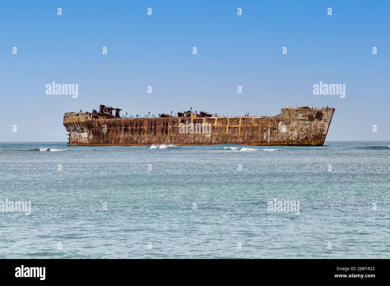 Lana’i North Shore - Shipwreck Beach - Abandoned Navy Fuel Tanker YOGN-42 Stock Photo