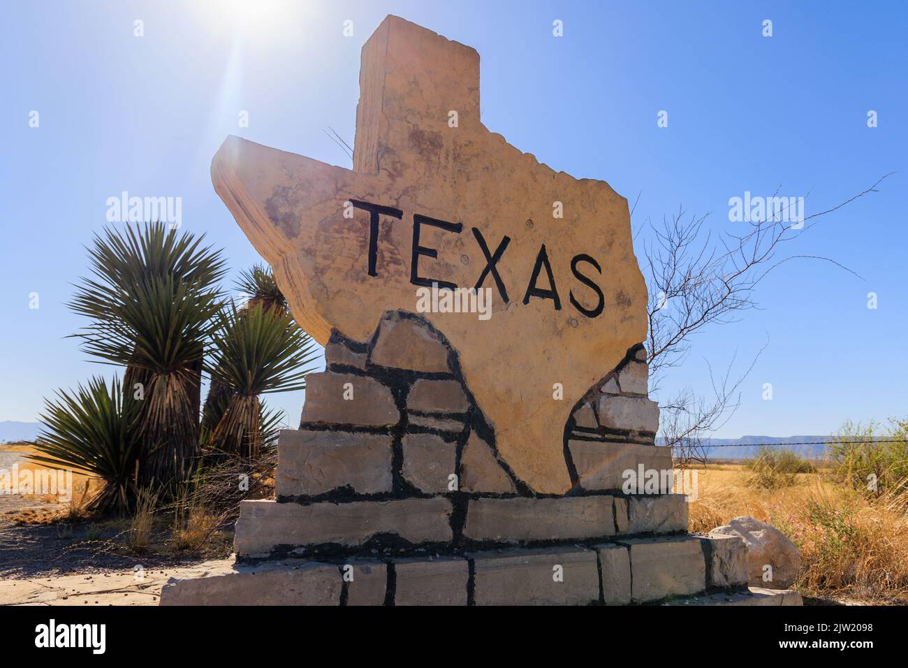 A marker at the TexasNew Mexico border Stock Photo Alamy