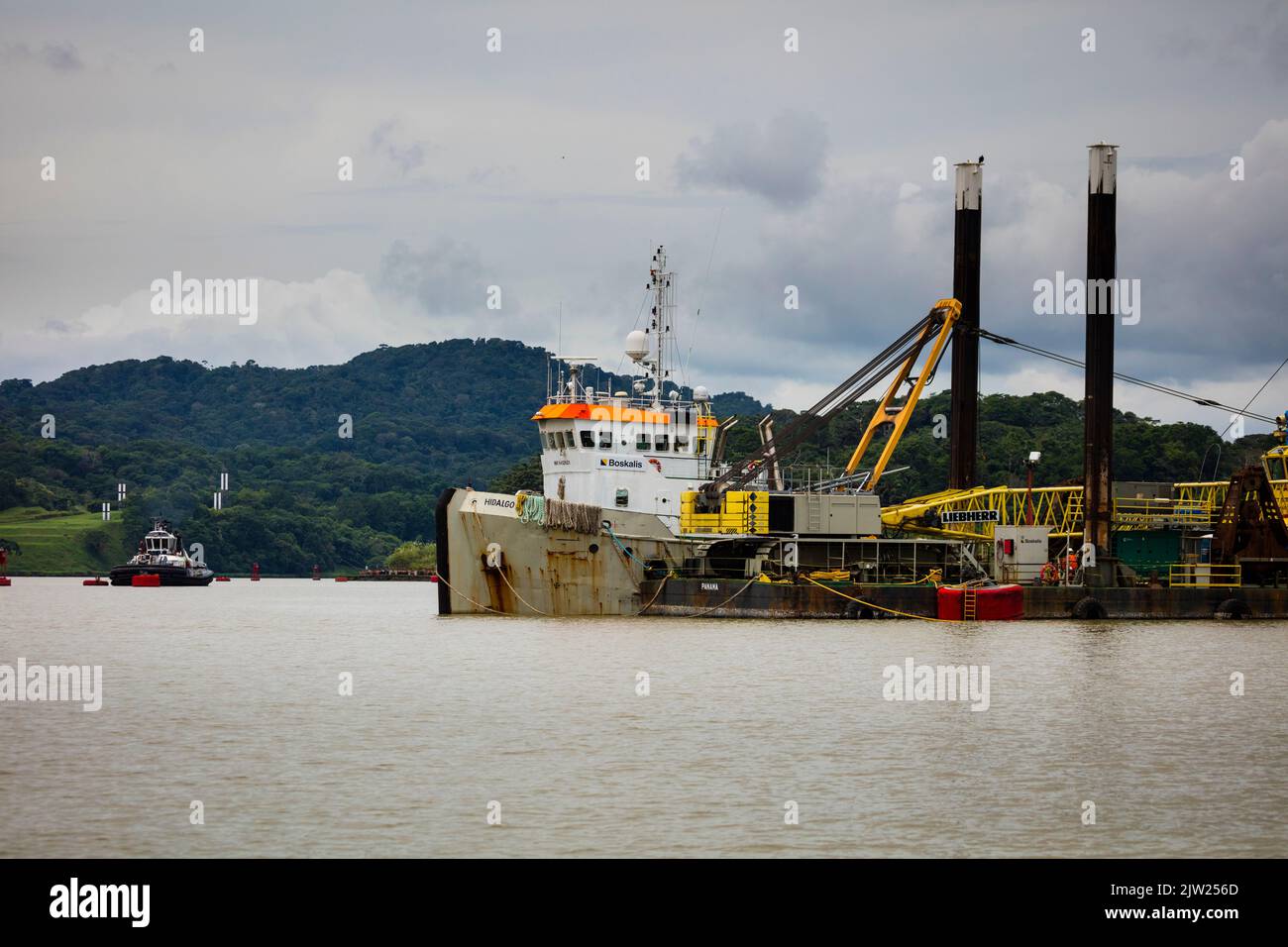 The service vessel 'Hidalgo' at work near Gamboa in the Panama Canal, Republic of Panama, Central America. Stock Photo