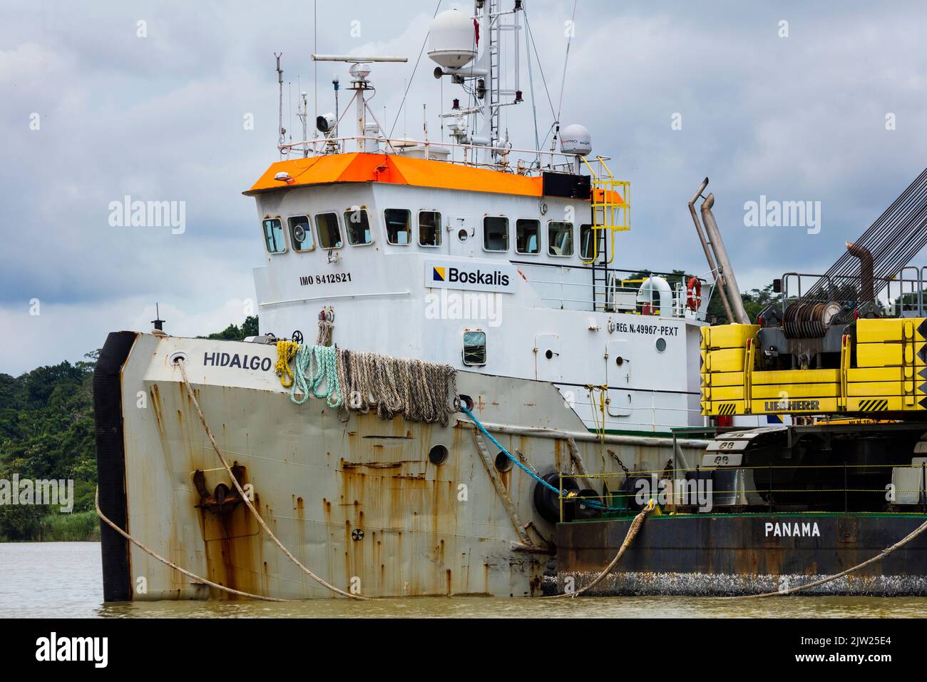 The service vessel 'Hidalgo' at work near Gamboa in the Panama Canal, Republic of Panama, Central America. Stock Photo