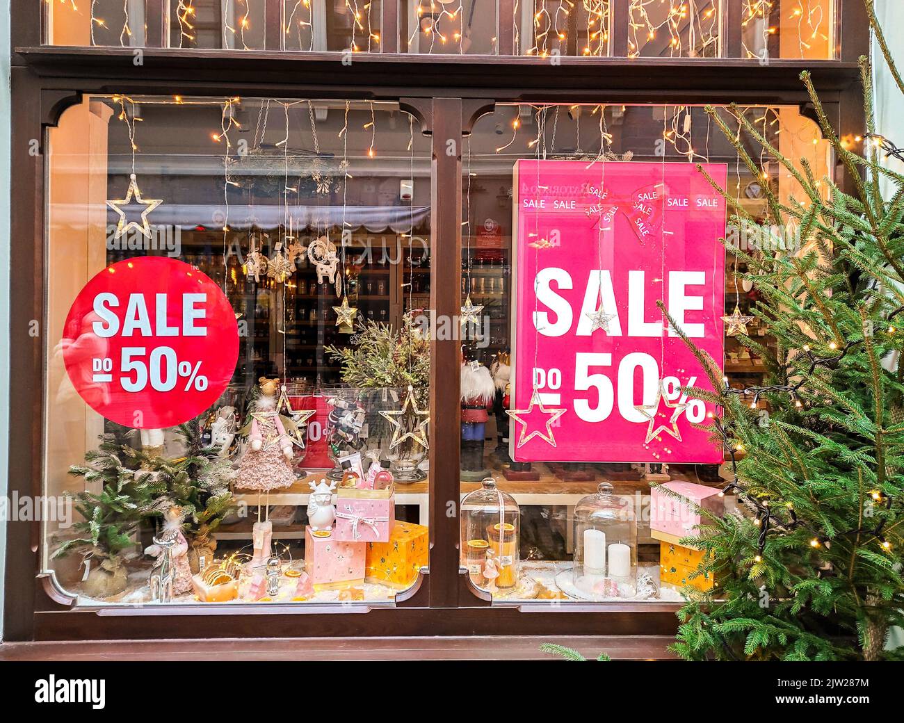 Editorial descriptions must follow the format City, State / Country