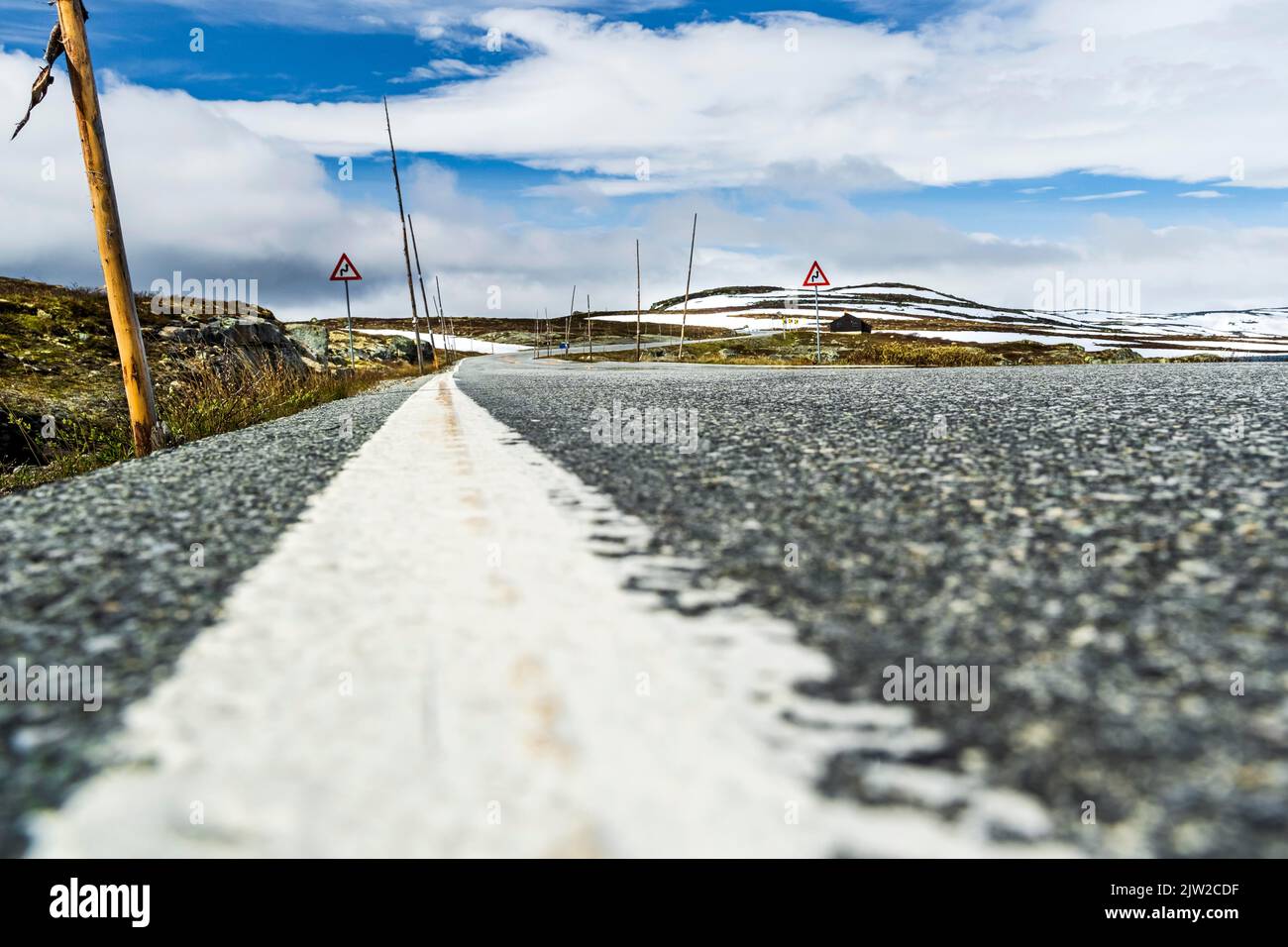 Road over monuntain range of Hardangervidda, Provinz Viken und Vestland, Norway Stock Photo