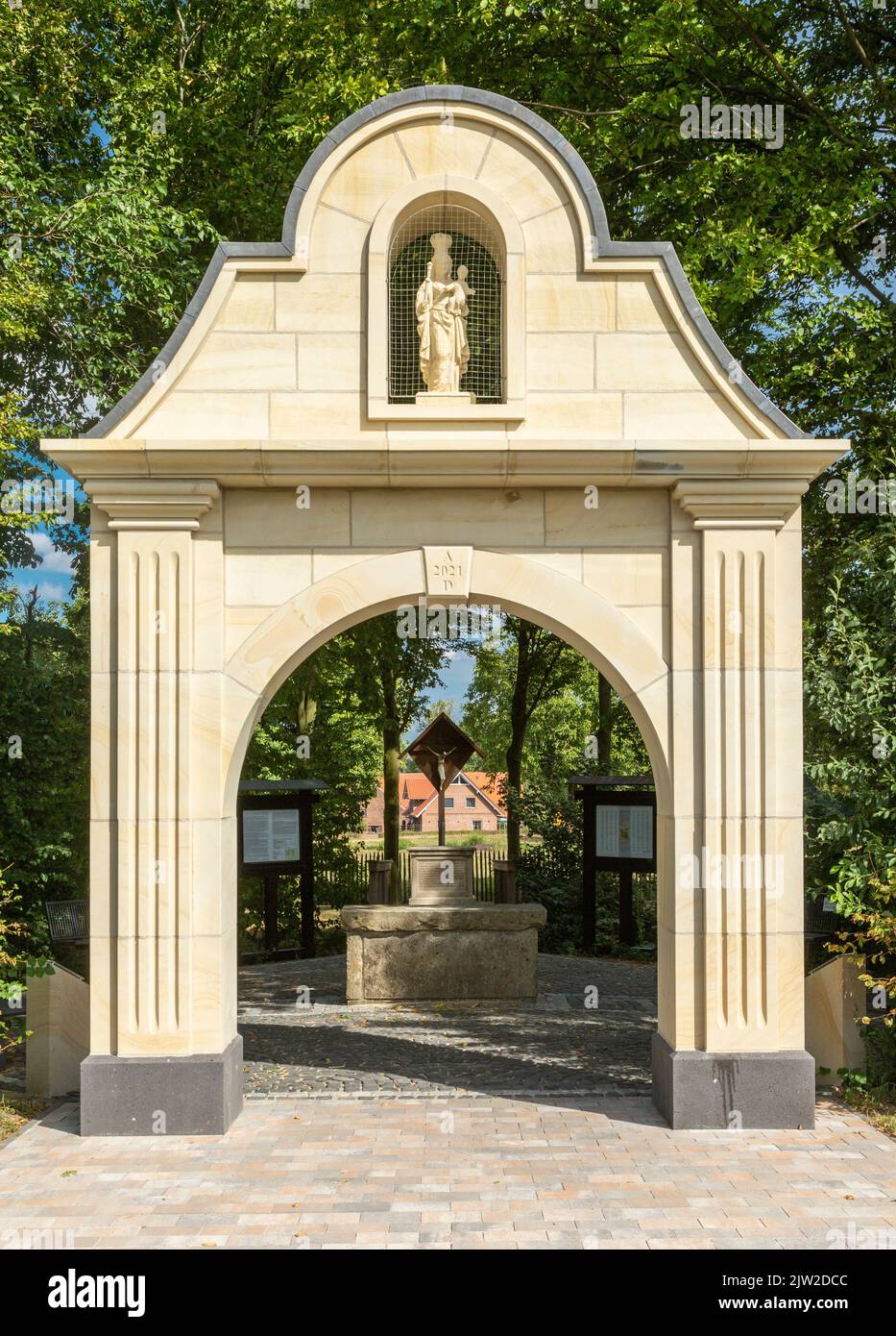 Germany, Rosendahl, Baumberge, Westmuensterland, Muensterland, Westphalia, North Rhine-Westphalia, NRW, Rosendahl-Osterwick, Rosendahl Cross, memorial to the former Trappists monastery, archway, view to the cross Stock Photo