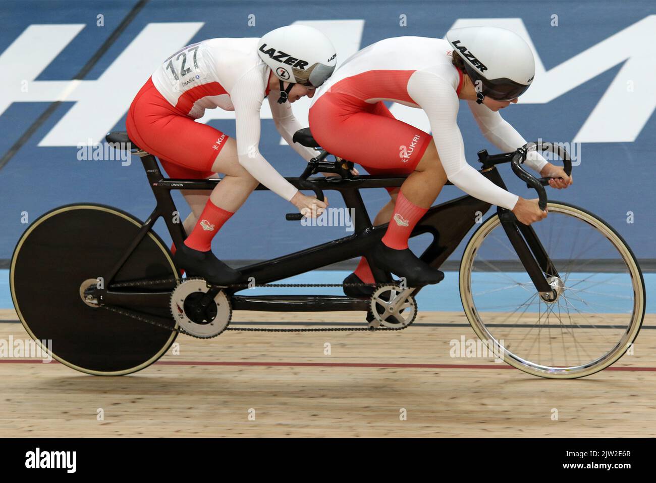 Sophie Unwin of England along with her pilot Georgia Holt in the women's Tandem B - Sprint cycling at the 2022 Commonwealth games in the Velodrome, Queen Elizabeth Olympic Park, London. Stock Photo