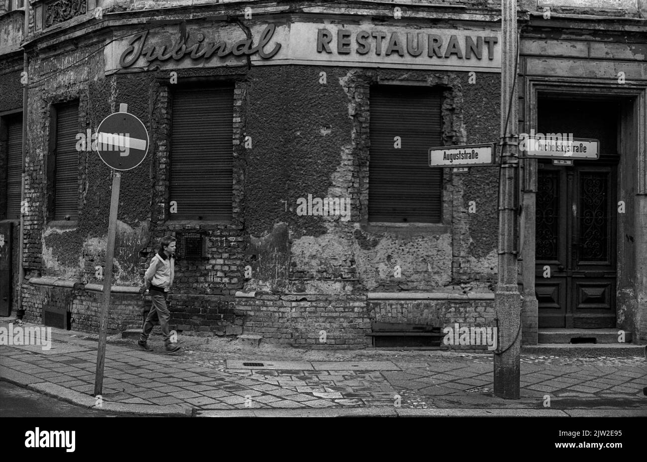 GDR, Berlin, 15. 3. 1988, closed restaurant at the corner of Tucholskystrasse and Auguststrasse Stock Photo