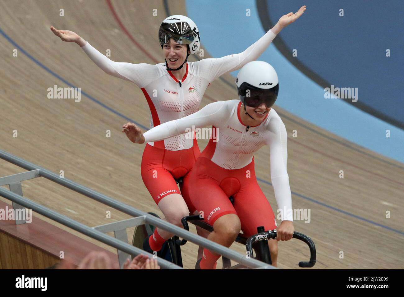 Sophie Unwin of England along with her pilot Georgia Holt in the women's Tandem B - Sprint cycling at the 2022 Commonwealth games in the Velodrome, Queen Elizabeth Olympic Park, London. Stock Photo
