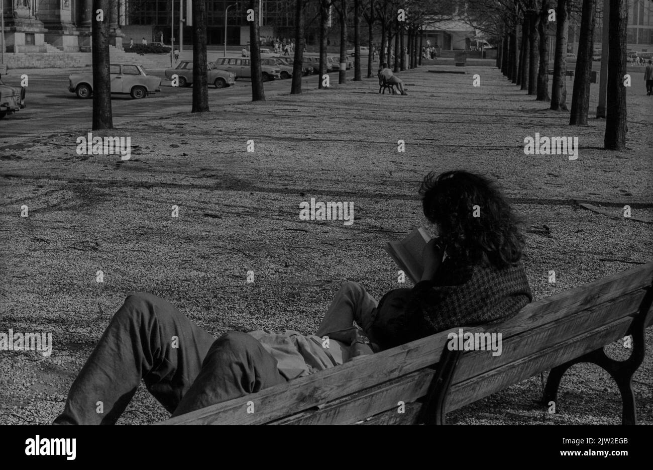 GDR, Berlin, 27. 04. 1987, couple on a bench in the Lustgarten, on Museum Island Stock Photo