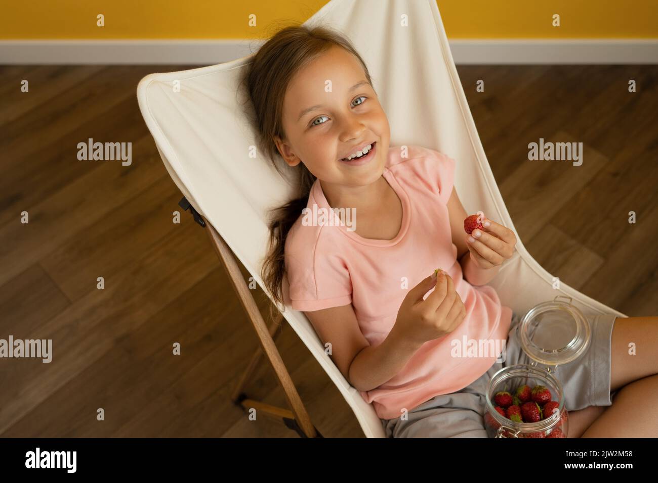 Girl cross legs hi-res stock photography and images - Alamy