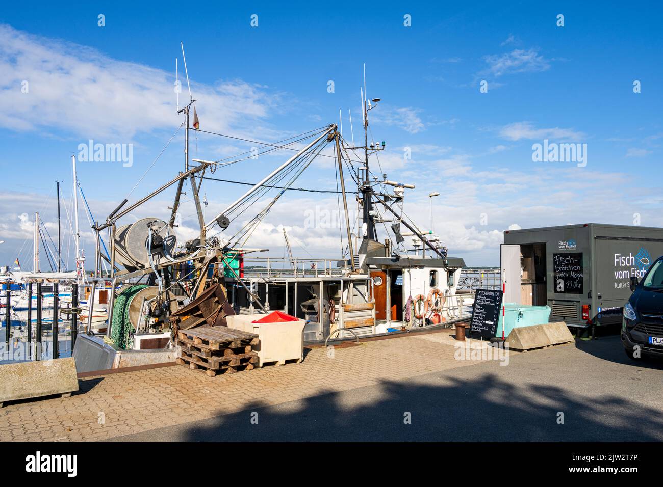 Fischerhafen an der Kieler Förde in Möltenort am frühen morgen im Sommer Frischfisch direkt vom Kutter wird angeboten Stock Photo