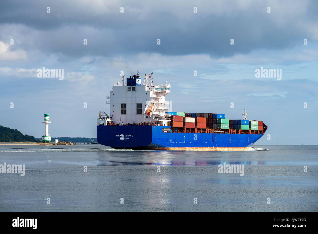 Kieler Förde ein Containerfrachter passiert die Friedrichsorter Enge bei Heikendorf in Richtung Ostsee Stock Photo