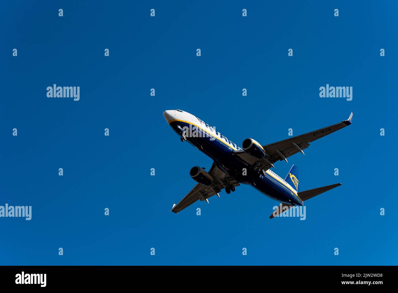 Ryanair Boeing 737 plane approaching in the landing maneuver at the airport in Alicante/Elche (El Altet) Costa Blanca, Spain, Europe Stock Photo