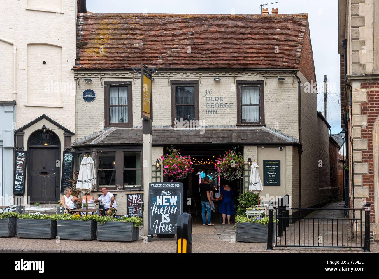 Ye Olde George Inn, historic pub in Christchurch town centre, Dorset, England, UK Stock Photo