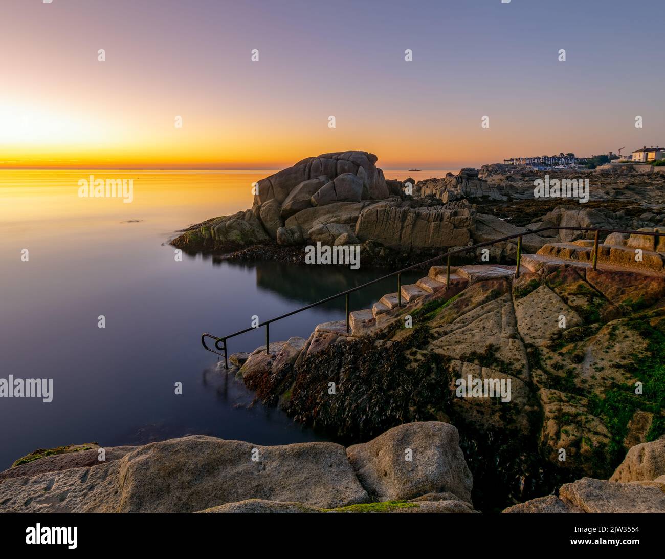 Forty Foot sunrise during the August 2022 heatwave before the crowds came Stock Photo