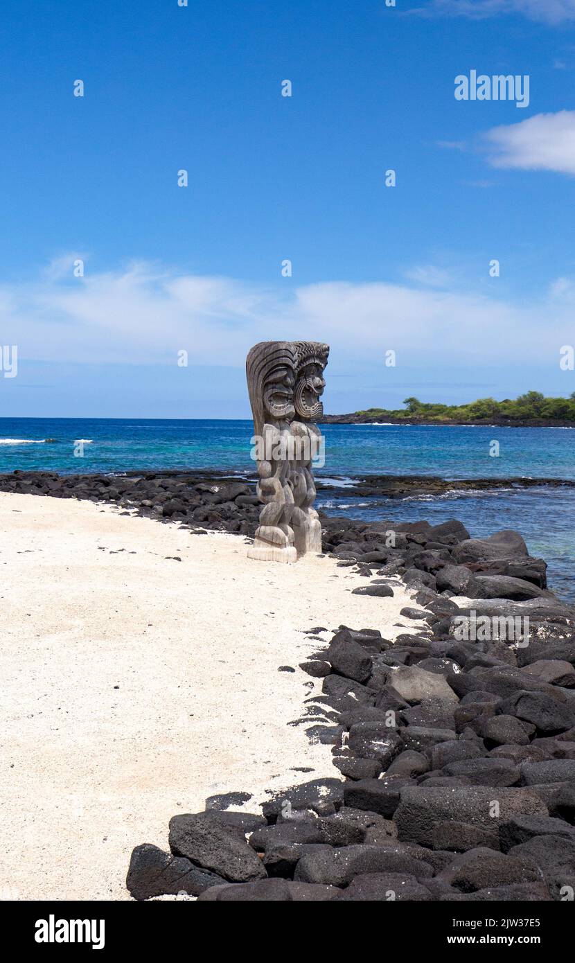 Hawaii, Big Island, two wooden statue at Pu'uhonua O Honaunau National