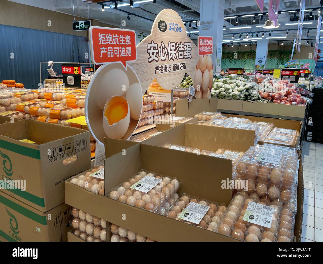 SHENZHEN, CHINA - SEPTEMBER 3, 2022 - Eggs are served inside a supermarket in Shenzhen, Guangdong province, China, Sept 3, 2022. The city of Shenzhen Stock Photo